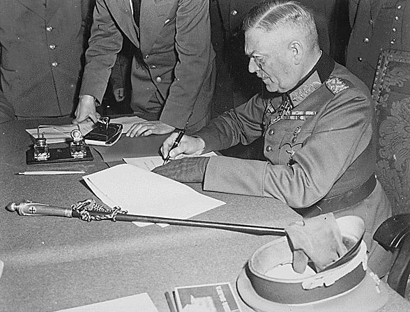 Начальник генерального штаба верховного главнокомандования вермахта В.Кейтель подписывает Акт о безоговорочной капитуляции фашисткой Германии. Берлин 8 мая 1945 г.