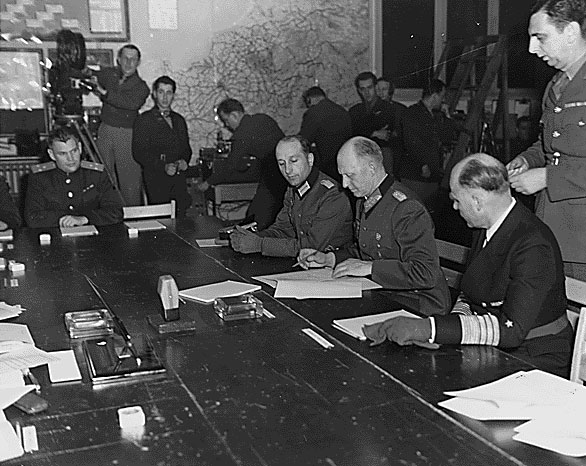 Генерал Йодль подписывает предварительный протокол капитуляции в Реймсе 7 мая 1945 г.